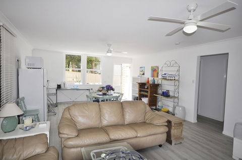 Retro Beach Flat - Australian Directory 3