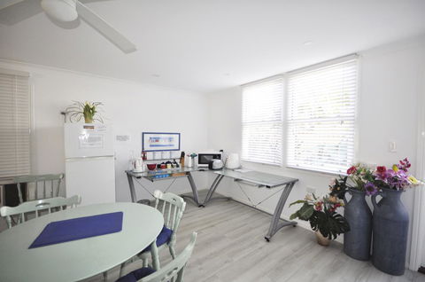 Retro Beach Flat - Australian Directory 9
