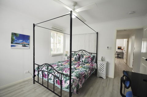 Retro Beach Flat - Australian Directory 8