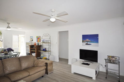 Retro Beach Flat - Australian Directory 4