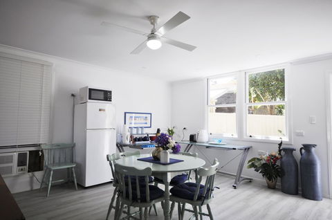 Retro Beach Flat - Australian Directory 12