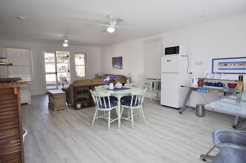 Retro Beach Flat - Australian Directory 10