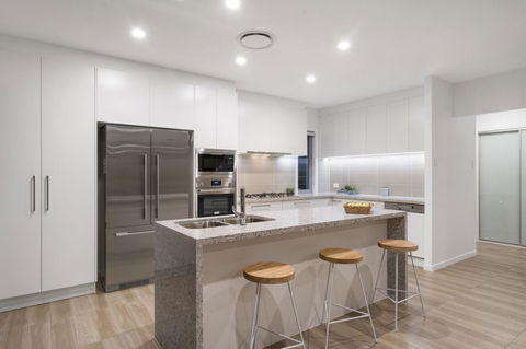 Luxury Canal Front Holiday House - Australian Directory 6