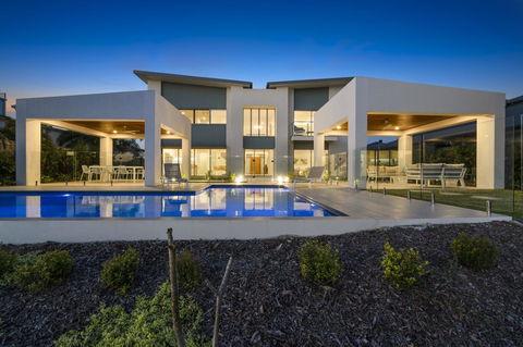 Luxury Canal Front Holiday House - Australian Directory 0