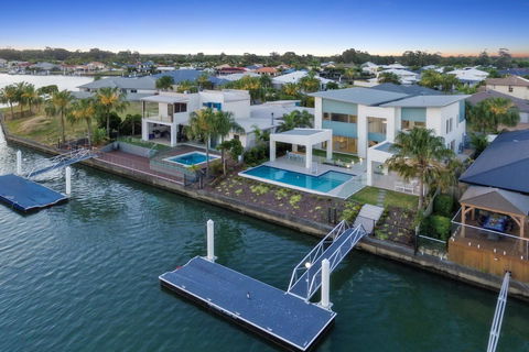 Luxury Canal Front Holiday House - Australian Directory 2