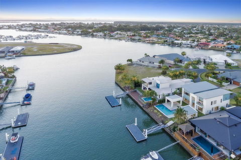 Luxury Canal Front Holiday House - Australian Directory 10