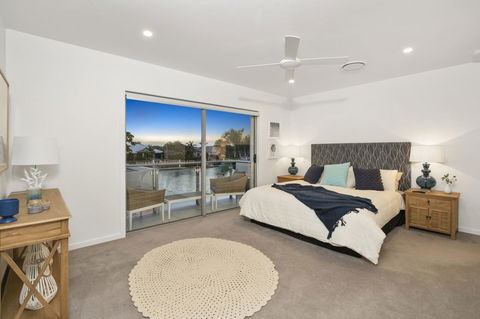Luxury Canal Front Holiday House - Australian Directory 4