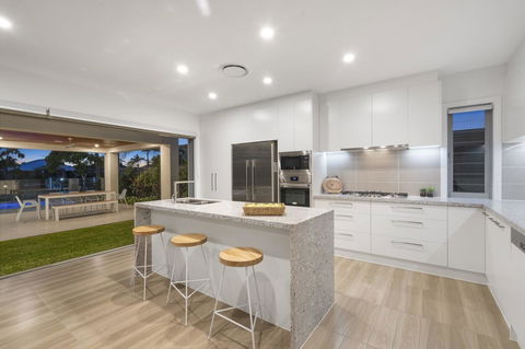 Luxury Canal Front Holiday House - Australian Directory 12