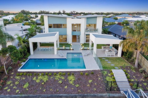 Luxury Canal Front Holiday House - Australian Directory 7
