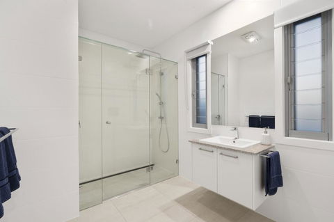Luxury Canal Front Holiday House - Australian Directory 5
