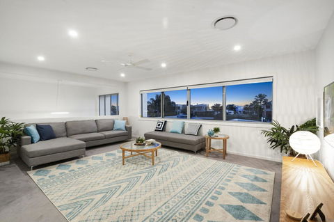 Luxury Canal Front Holiday House - Australian Directory 8