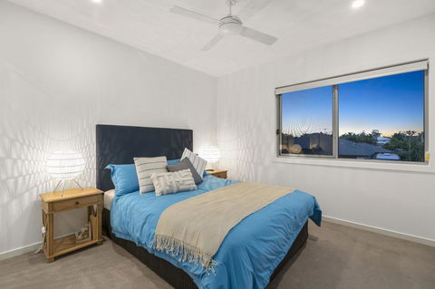 Luxury Canal Front Holiday House - Australian Directory 1