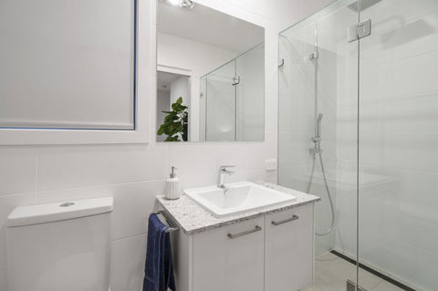 Luxury Canal Front Holiday House - Australian Directory 11