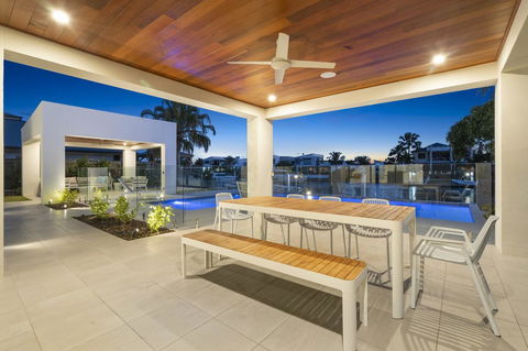 Luxury Canal Front Holiday House - Australian Directory 14