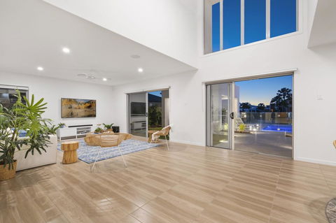 Luxury Canal Front Holiday House - Australian Directory 9