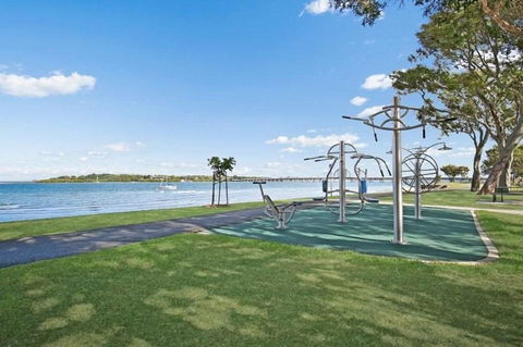 Lowset Home On The Canal - Dolphin Dr, Bongaree - Australian Directory 16