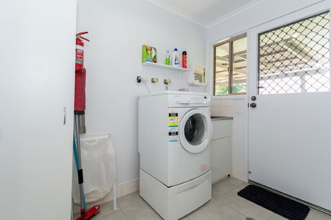 Lowset Home On The Canal - Dolphin Dr, Bongaree - Australian Directory 7