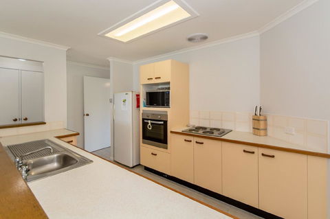 Lowset Home On The Canal - Dolphin Dr, Bongaree - Australian Directory 5