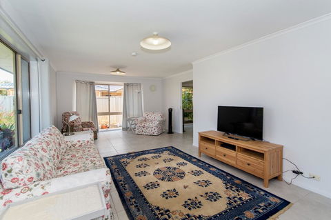 Lowset Home On The Canal - Dolphin Dr, Bongaree - Australian Directory 12