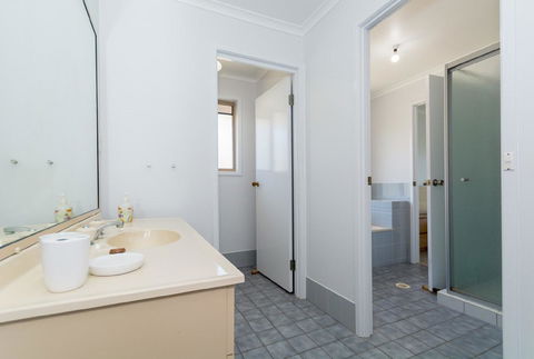 Lowset Home On The Canal - Dolphin Dr, Bongaree - Australian Directory 1