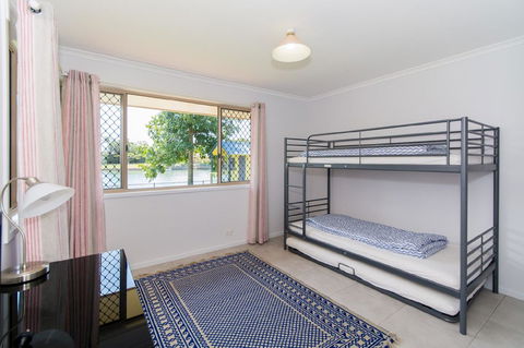 Lowset Home On The Canal - Dolphin Dr, Bongaree - Australian Directory 13