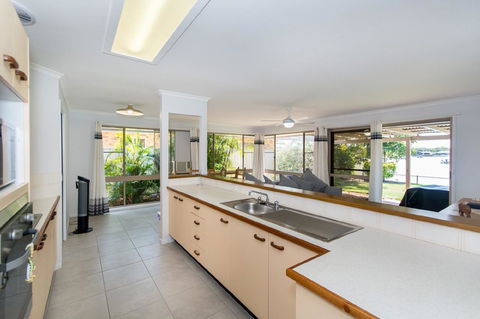 Lowset Home On The Canal - Dolphin Dr, Bongaree - Australian Directory 8