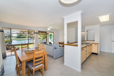 Lowset Home On The Canal - Dolphin Dr, Bongaree - Australian Directory 4