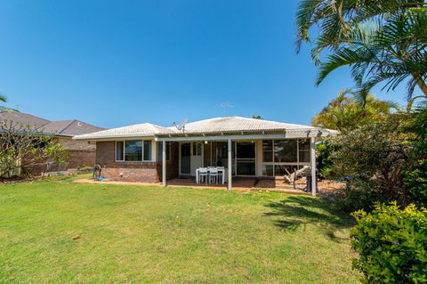 Lowset Home On The Canal - Dolphin Dr, Bongaree - Australian Directory 3