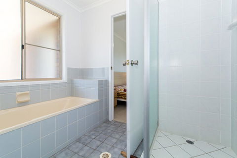 Lowset Home On The Canal - Dolphin Dr, Bongaree - Australian Directory 11