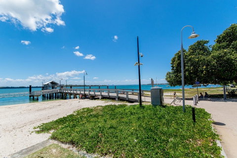 Private Canal Duplex With Pontoon - Oleander Drive, Bongaree - Australian Directory 14