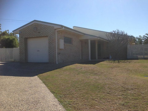 Private Canal Duplex With Pontoon - Oleander Drive, Bongaree - Australian Directory 7
