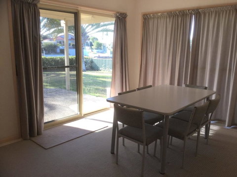 Private Canal Duplex With Pontoon - Oleander Drive, Bongaree - Australian Directory 9