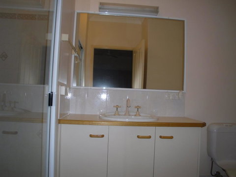 Ground Floor, Family Unit On The Canal With Free WIFI! - Australian Directory 3