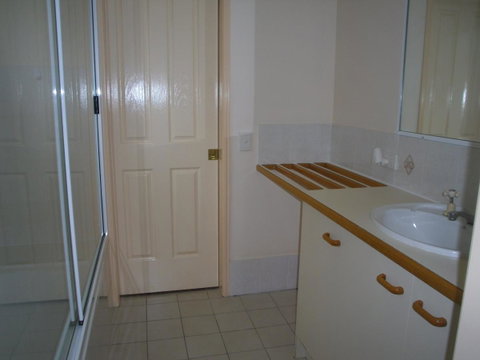 Ground Floor, Family Unit On The Canal With Free WIFI! - Australian Directory 5