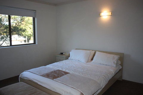 Close To Surf Beach, Surf Club, Hotel And Shops - Boyd St, Woorim - Australian Directory 6