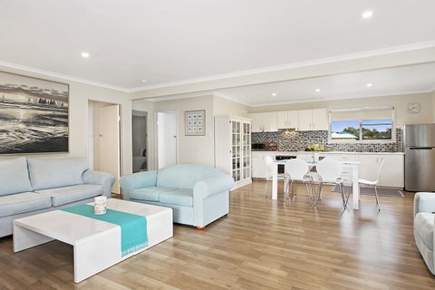 Fishing And Swimming At Your Doorstep - Sylvan Beach Esp, Bellara - Australian Directory 6