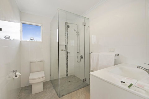 Fishing And Swimming At Your Doorstep - Sylvan Beach Esp, Bellara - Australian Directory 9