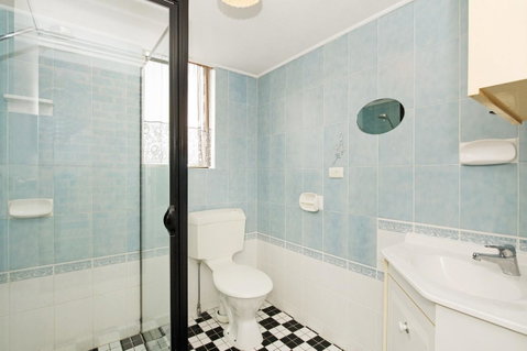Huge Top Floor Unit Across The Road....Waterfront!! - Australian Directory 9