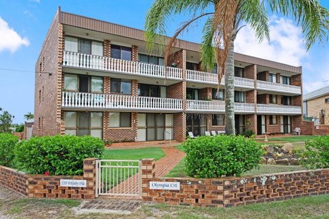 Huge Top Floor Unit Across The Road....Waterfront!! - Australian Directory 19