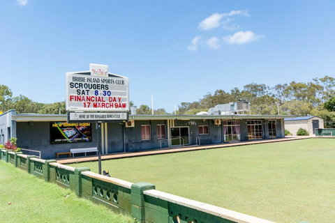 Huge Top Floor Unit Across The Road....Waterfront!! - Australian Directory 12