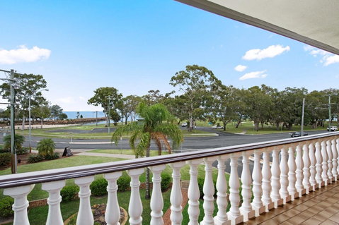 Huge Top Floor Unit Across The Road....Waterfront!! - Australian Directory 14
