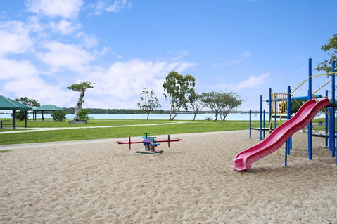 Huge Top Floor Unit Across The Road....Waterfront!! - Australian Directory 8