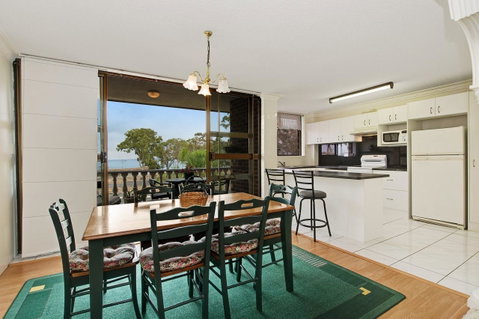 Huge Top Floor Unit Across The Road....Waterfront!! - Australian Directory 4
