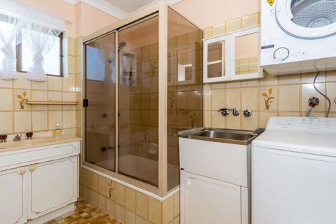 Water Views - Top Floor -Clearview Apartments South Esp, Bongaree - Australian Directory 9