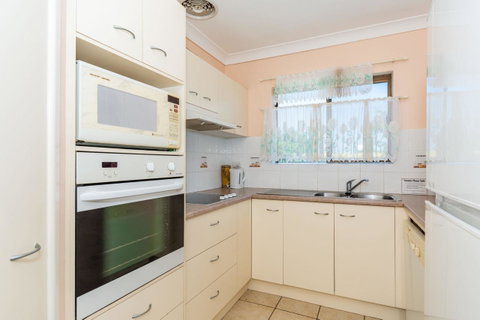Water Views - Top Floor -Clearview Apartments South Esp, Bongaree - Australian Directory 6