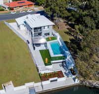 Stunning Canal Home Oh So Close To The Waterfront - Australian Directory