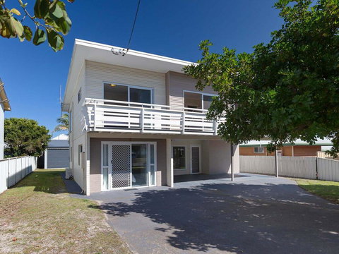 'SeaHaven', 2 Richardson Ave - Large Home With Aircon, Smart TV, WIFI, Netflix & Boat Parking - Australian Directory 0