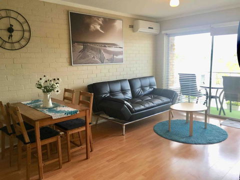 'The Mount' Trendy With City Views - Australian Directory 1