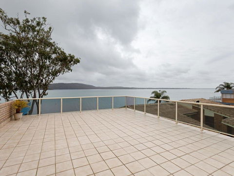 1 'Kooringal', 105 Soldiers Point Road - Waterfront Unit Wth Aircon - Australian Directory 0