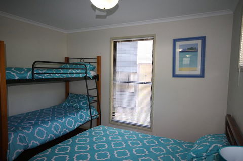 1 Naiad Court - Lowset Family Home With Swimming Pool And Covered Deck. Pet Friendly - Australian Directory 0